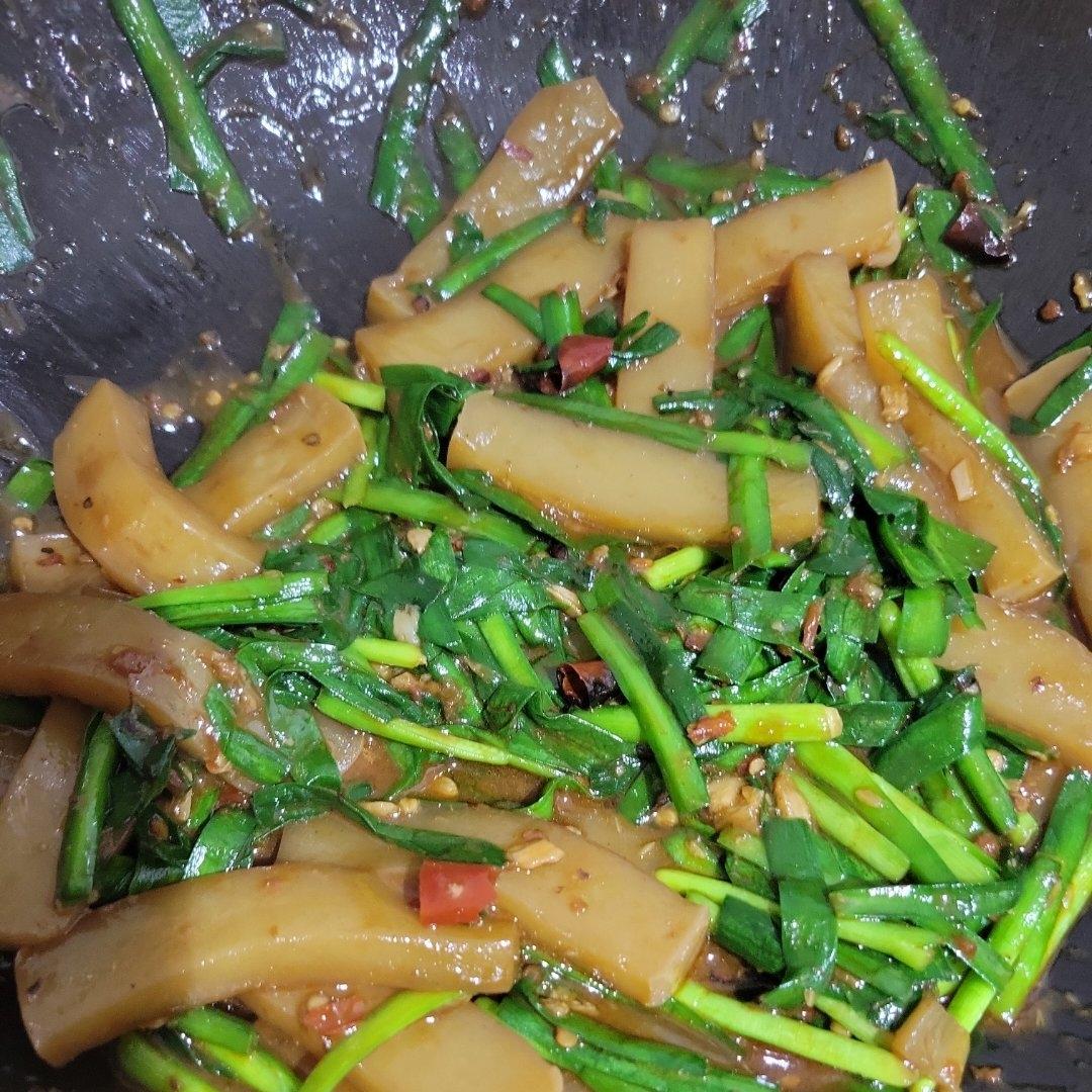 韭菜与魔芋豆腐绝配，香辣过瘾，米饭不够吃