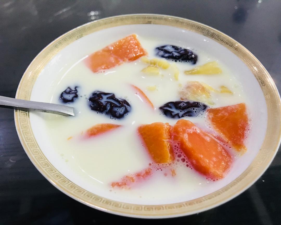 花胶（鱼胶）木瓜炖奶的做法