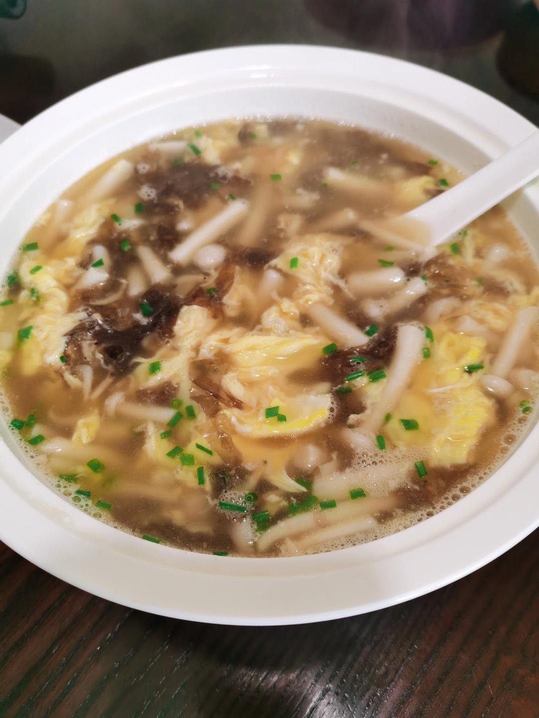 鲜掉眉毛的海鲜菇虾皮紫菜汤