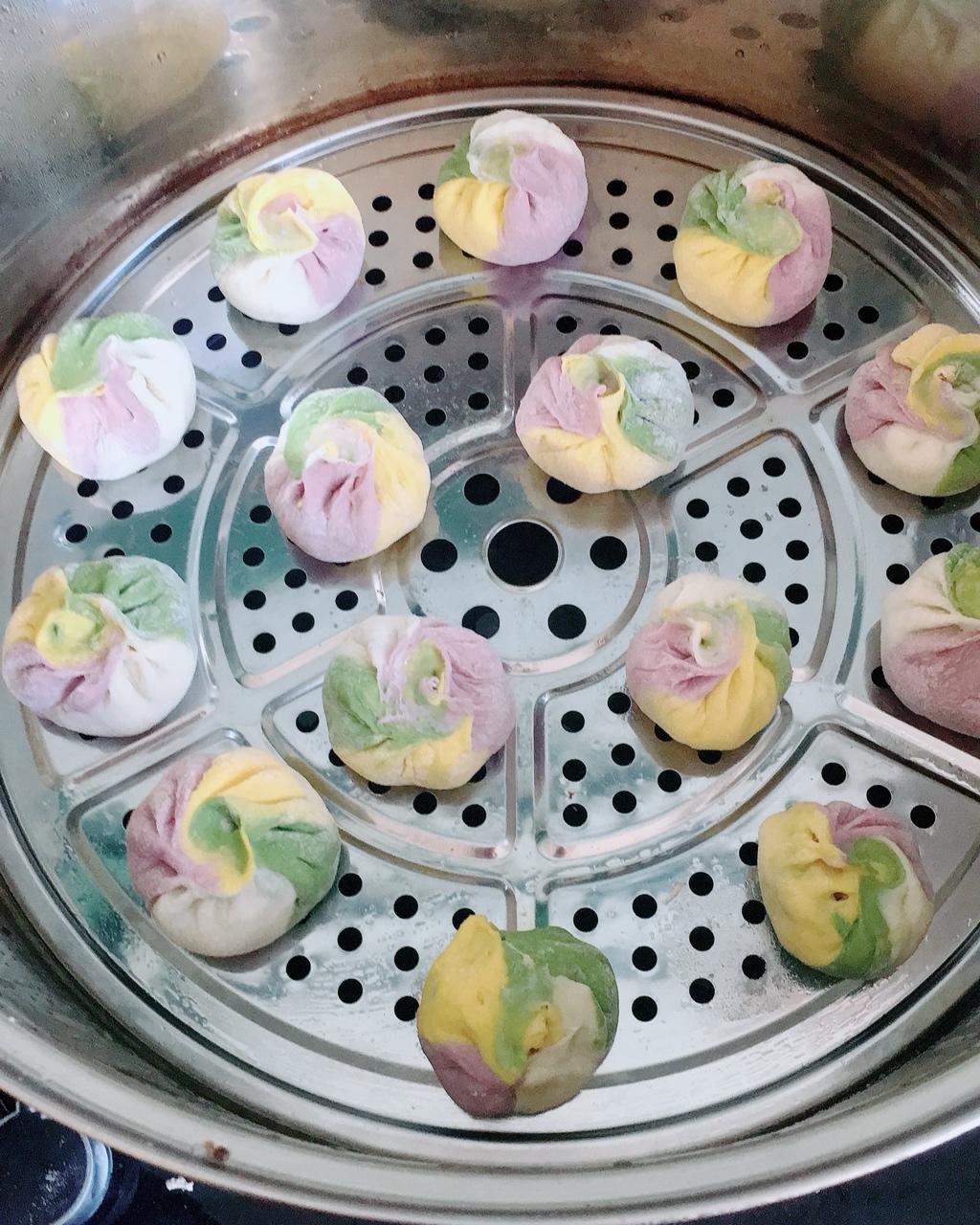 宝宝0727-做的彩虹包子