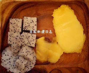 芒果火龙果三文鱼配牛乳大饼干/法式面包干的做法 步骤2