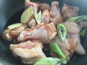 香菇板栗焖鸡的做法 步骤2
