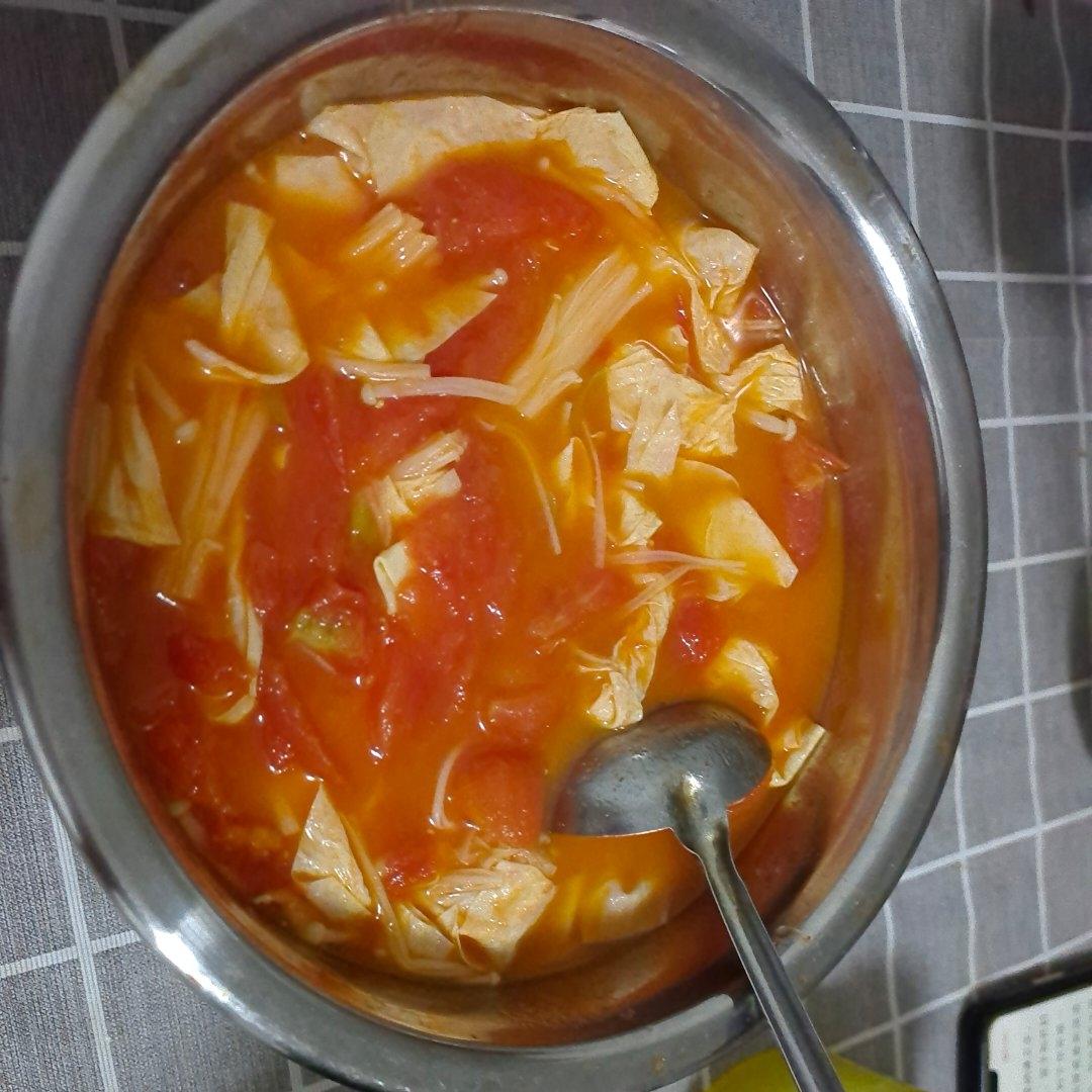 西红柿金针菇豆皮汤