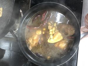家常黄豆烧猪脚的做法 步骤8