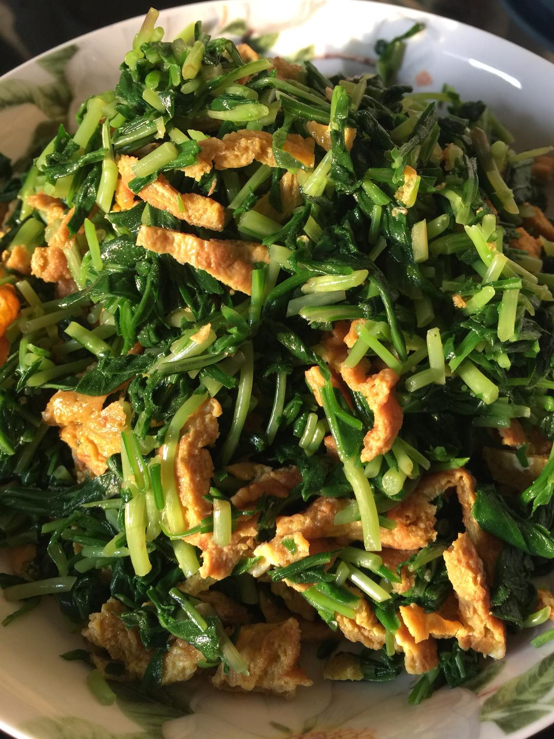 鸡蛋丝凉拌马兰头