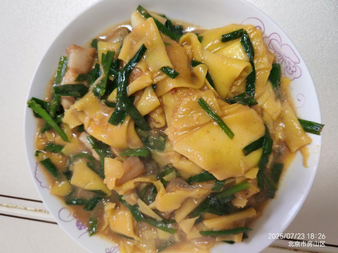 蒜黄炒搁着

唐山搁着（ge zha）  又称咯扎儿  也叫饹馇