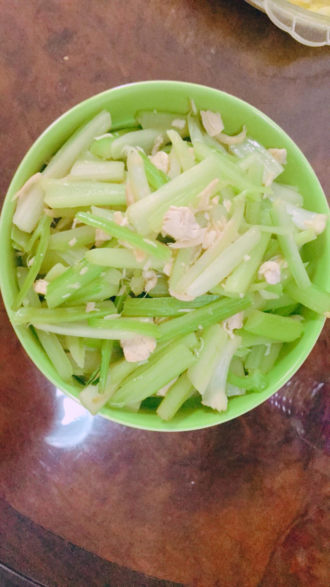 芹菜炒鸡胸肉的做法