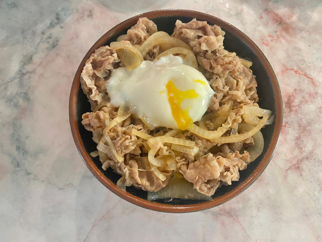 牛丼（附温泉蛋做法）的做法