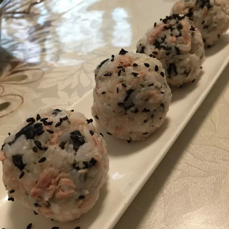 泡菜金枪鱼饭团