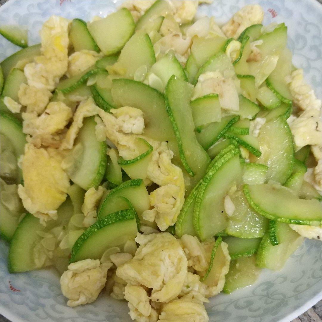 西葫芦瓜炒鸡蛋（茭瓜炒鸡蛋）