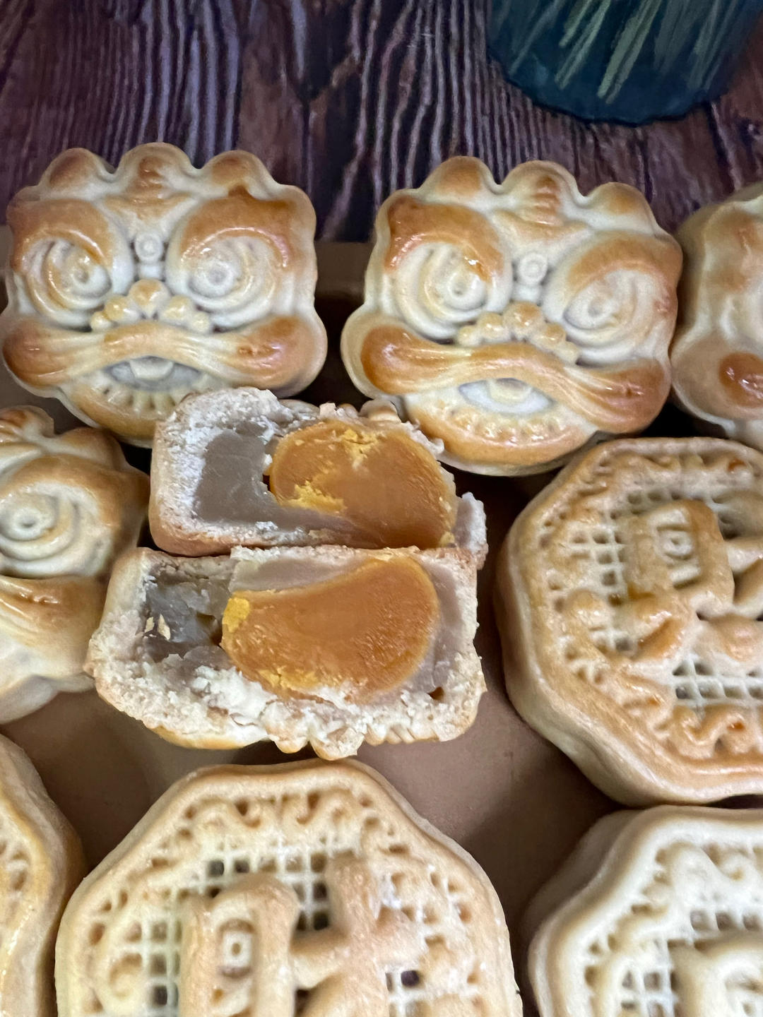 广式豆沙莲蓉蛋黄月饼