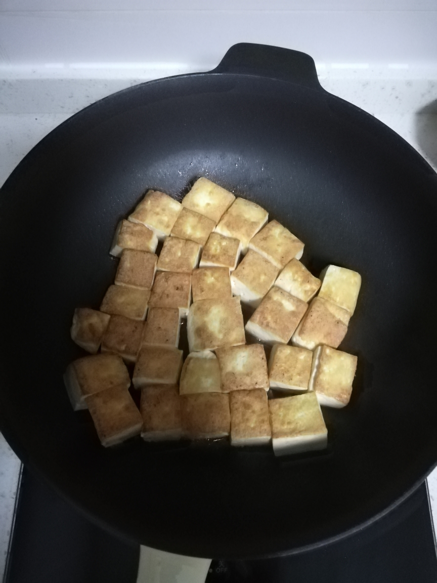 蒜香西红柿烩煎豆腐的做法 步骤3