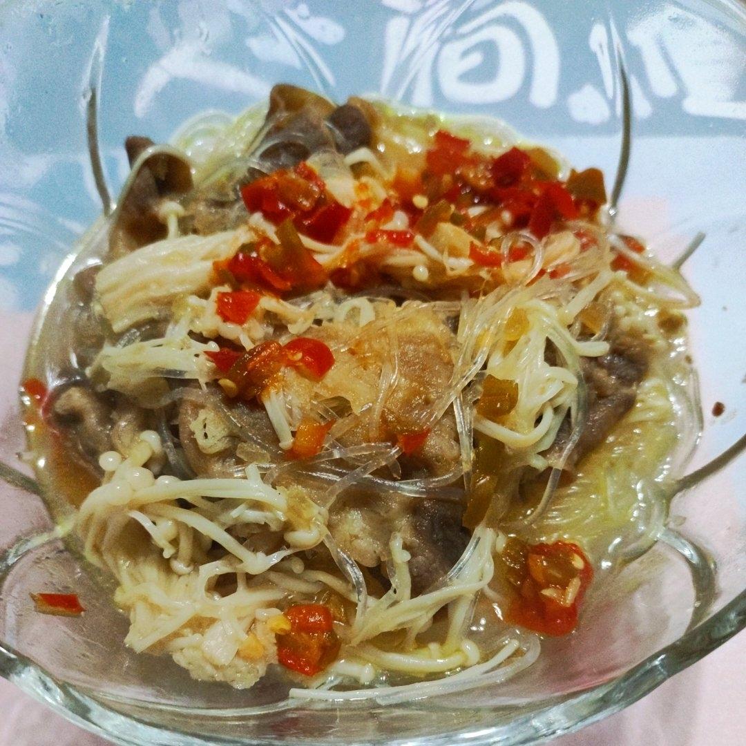 酸汤金针菇肥牛卷