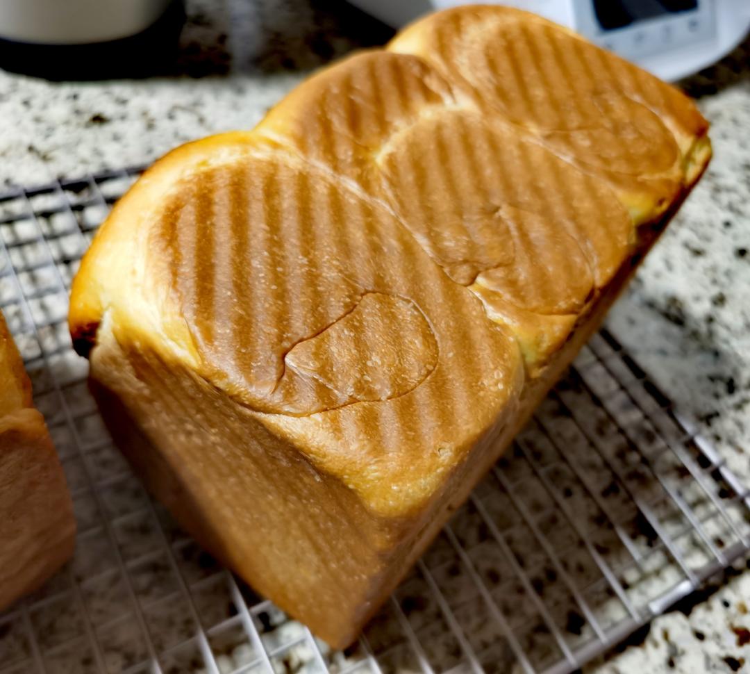 吐司方包，女儿说和来自台湾的爸爸糖一样好看好吃。零失败（是指我个人制作没有失败过）。