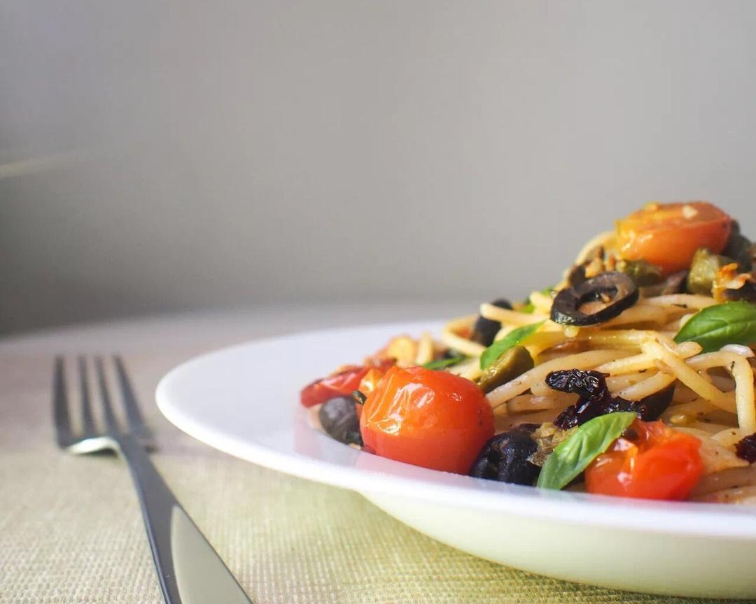 [米其林菜谱] 辣味茄酱意面佐凤尾鱼的做法