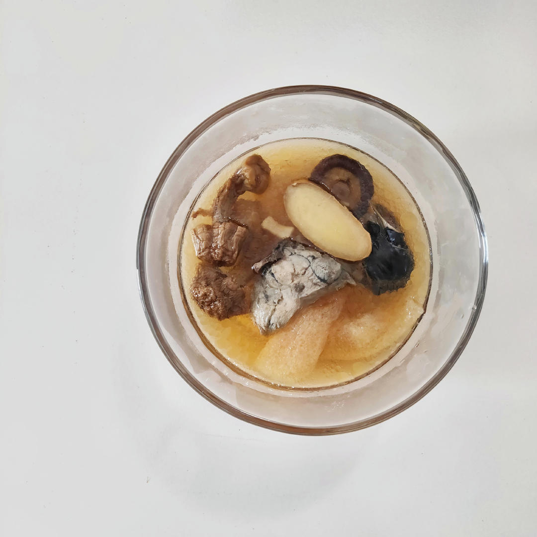 竹荪姬松茸花胶乌鸡滋补养颜汤的做法