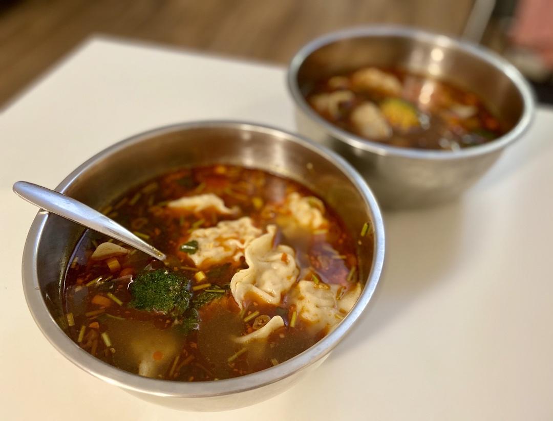 省时又便捷，没人能抗拒这碗酸汤水饺！🥟