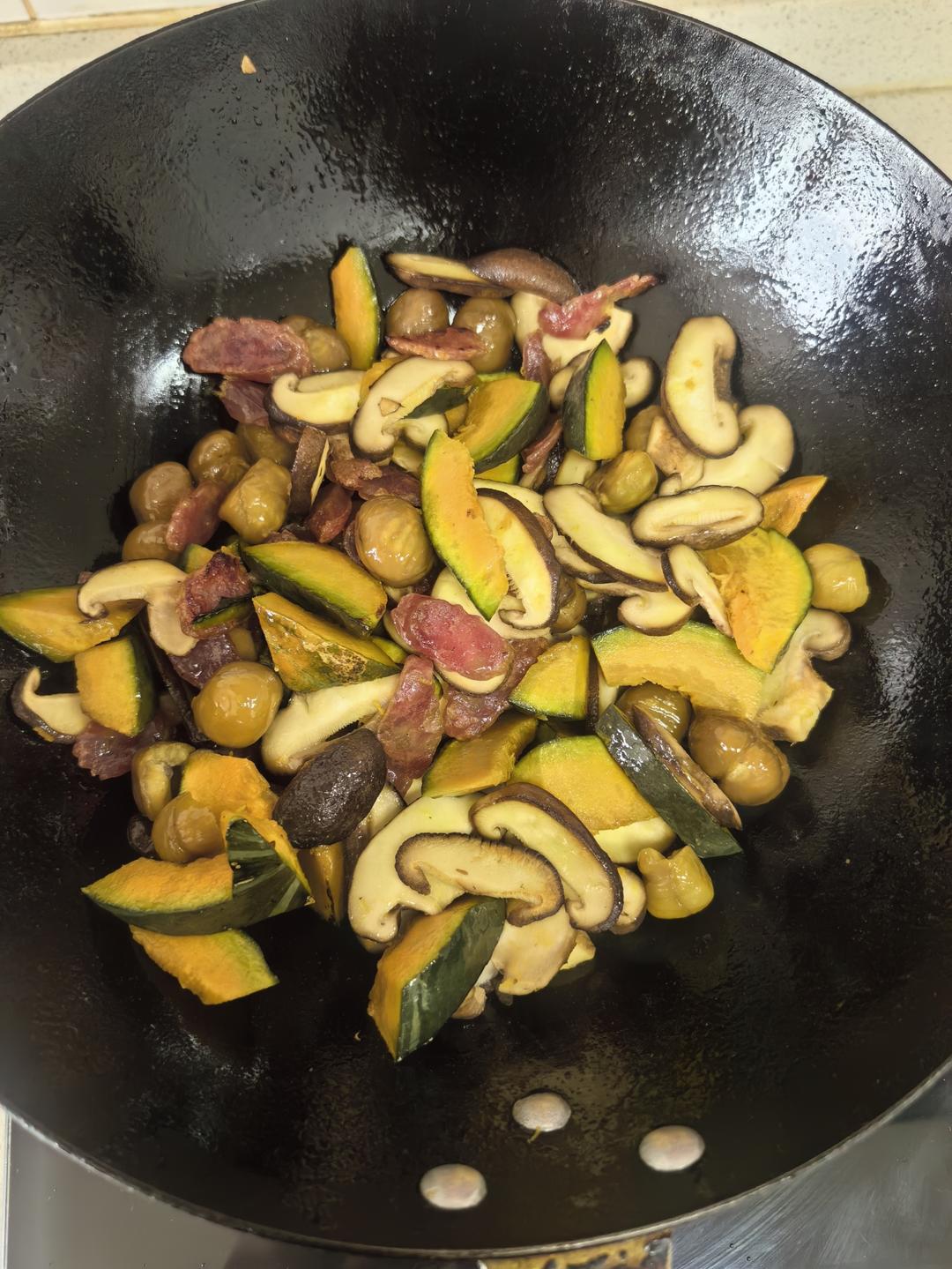 腊肠南瓜栗子焖饭