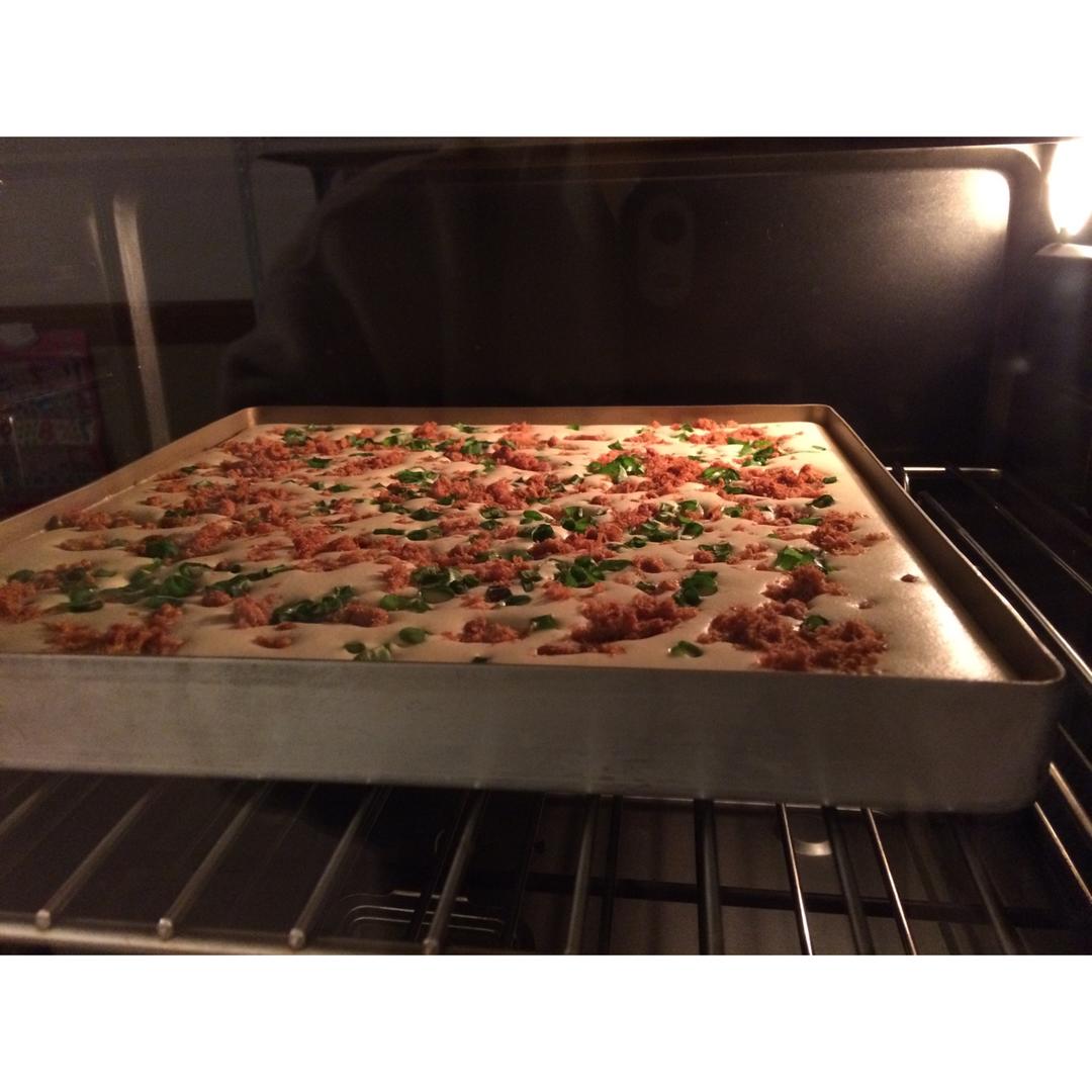 撒满肉松和香葱来块咸香的点心—香葱辣松蛋糕卷