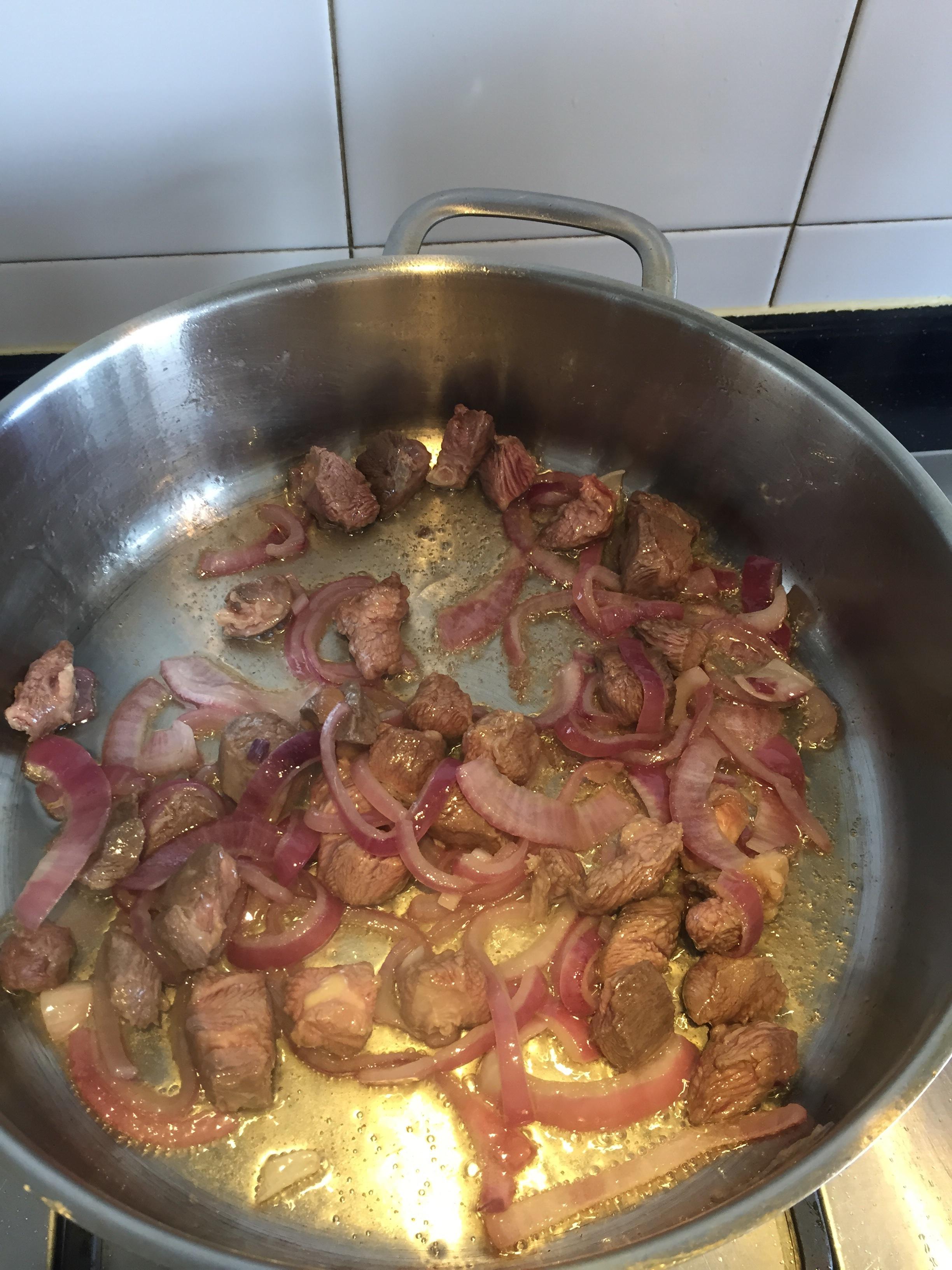 杂蔬炖牛肉的做法 步骤2