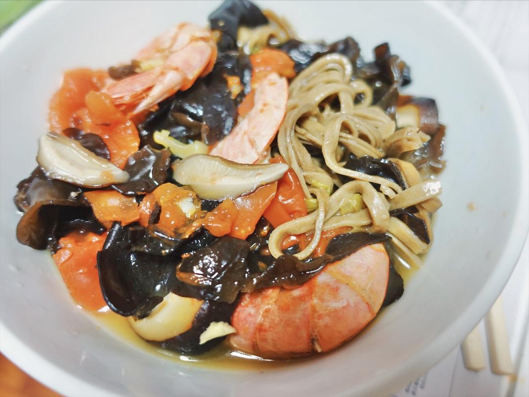 午餐:大虾荞麦打卤面450Kcal的做法