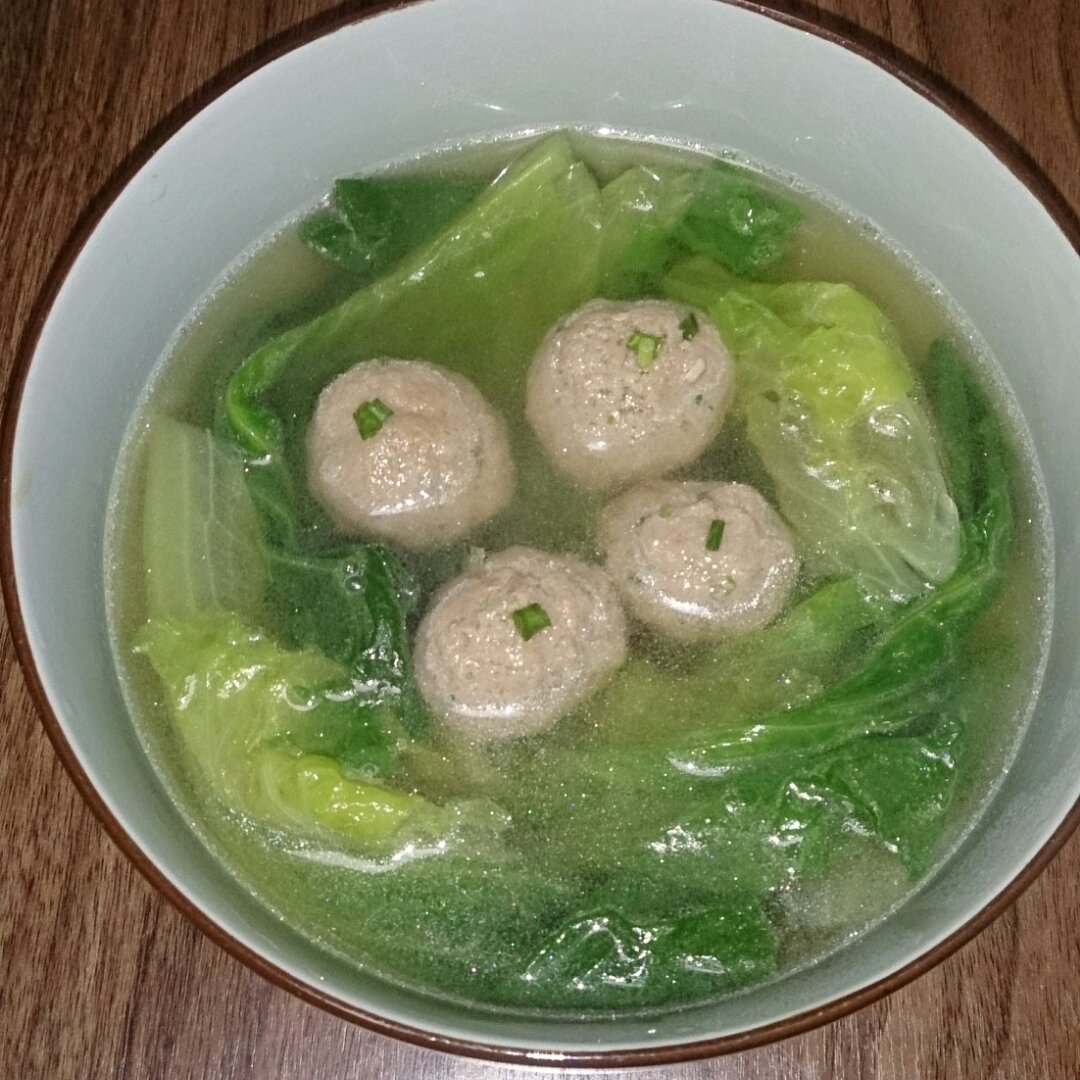 一个刚会做菜的女子做的生菜牛肉丸汤