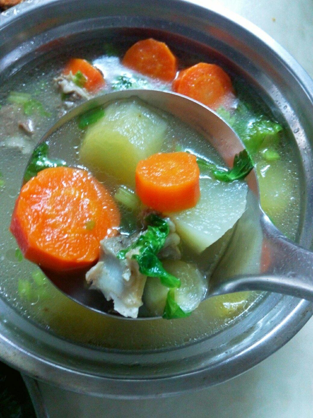 雪莲果红萝卜煲龙骨