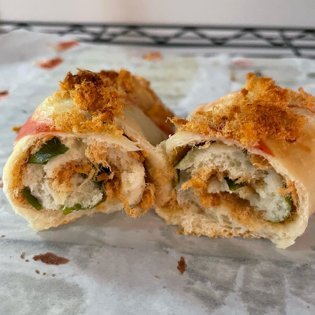 咸蛋黄肉松/香葱肉松软面包（两种口味）