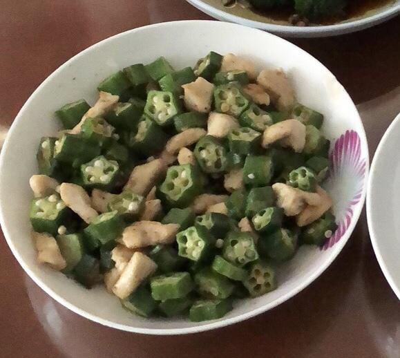 秋葵炒鸡丁
