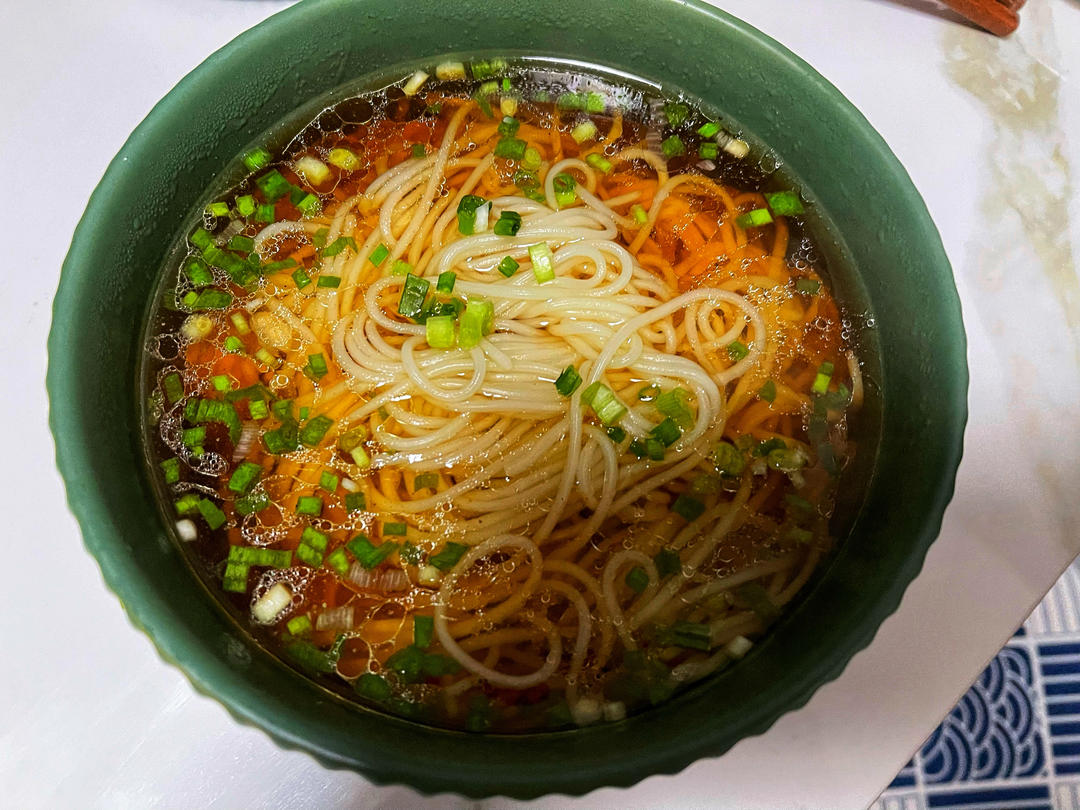 #清汤挂面/阳春面#10分钟快速搞定，连汤底都喝光光～