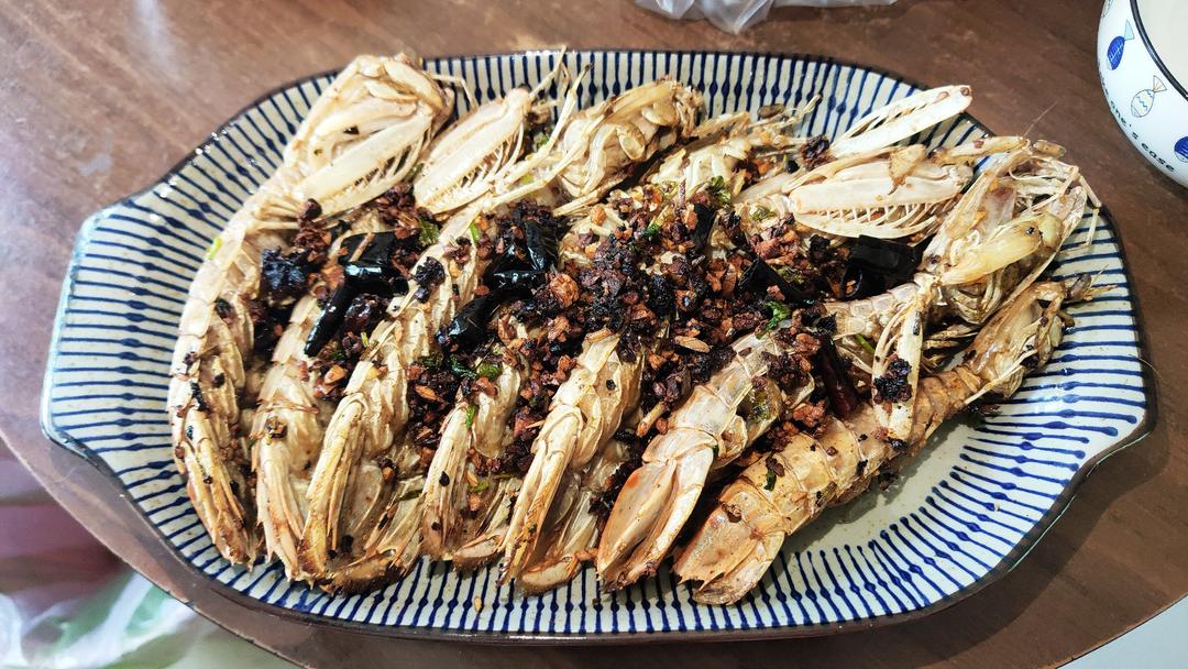 无油炸版的椒盐皮皮虾和巧拨虾壳的方法