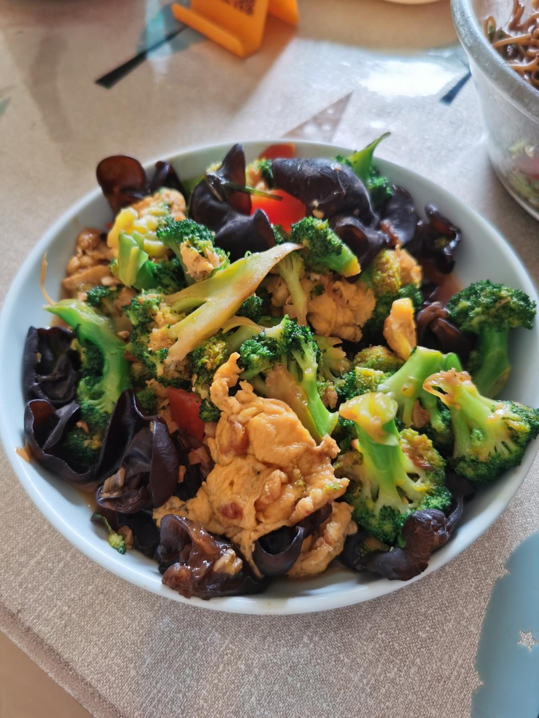 炒西兰花，饭店里常这样搭配，营养味美，儿子很喜欢吃