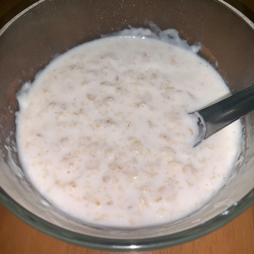 5分钟简易的早餐（牛奶燕麦）