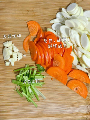 清炒茭白胡萝卜的做法 步骤2