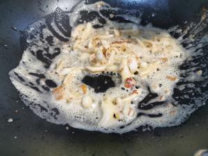 5分钟-咸鸭蛋白玉菇豆腐羹的做法 步骤3