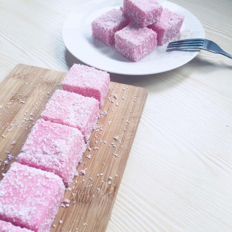 粉色椰丝牛奶小方