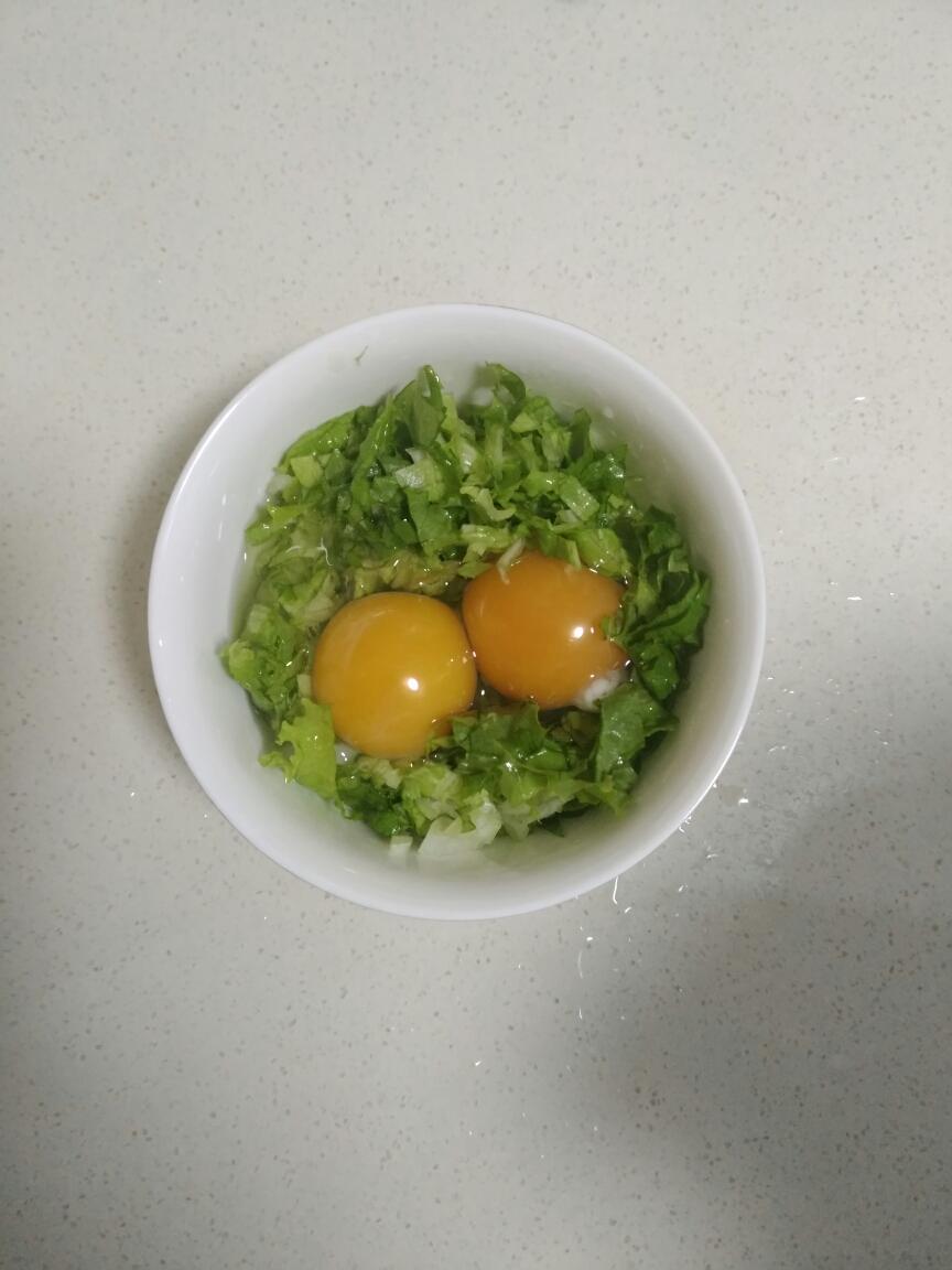 【辅食】鸡蛋生菜煎饼的做法 步骤1