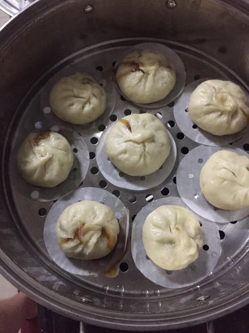 云朵般松软爆浆蜜汁叉烧包