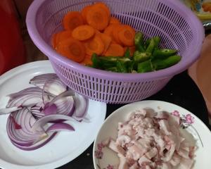 青椒胡萝卜炒肉的做法 步骤1