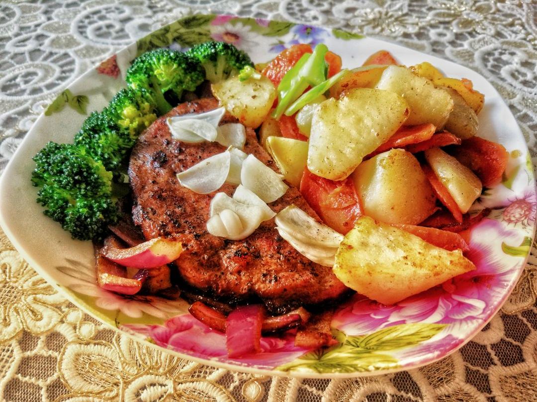 黑椒牛排（配土豆/鸡蛋，意面/蔬菜）