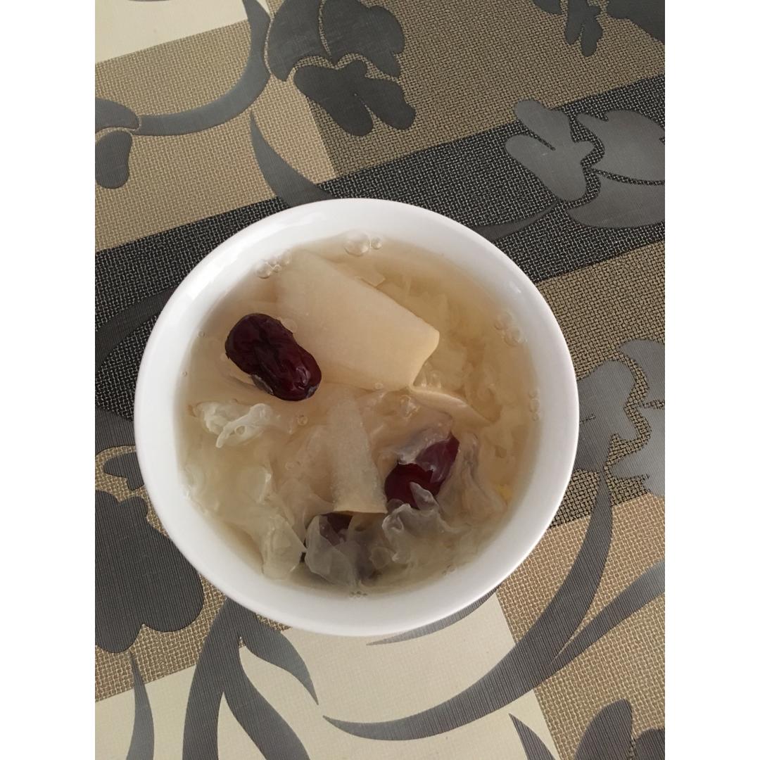 雪梨银耳红枣汤