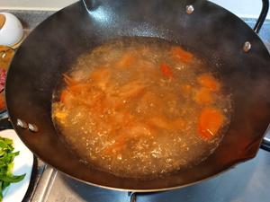 女生生理期美味补铁补血汤：猪肝番茄青菜年糕汤的做法 步骤3