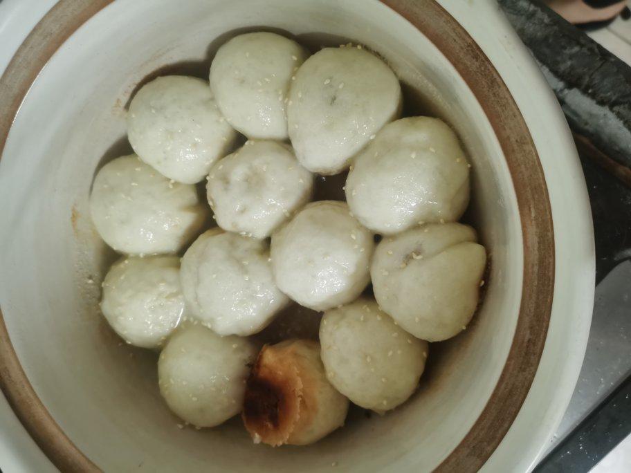 汤汁四溢的生煎包子