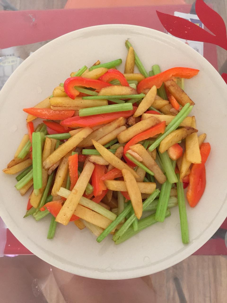 面包树的爱lily-1做的土豆炒芹菜