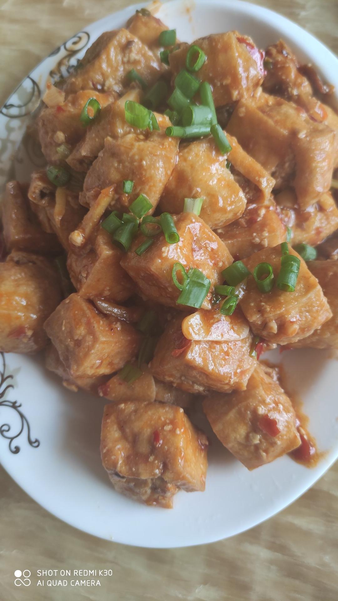 就像有句话所说：成年人的世界里，从来就没有“容易”二字。很多时候，你只能单枪匹马，直面生活的兵荒马乱。