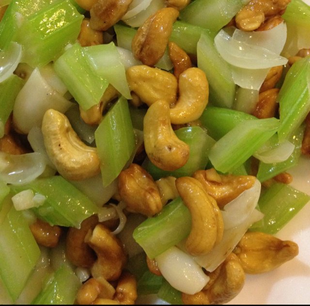 想减肥的小厨娘做的西芹百合炒腰果