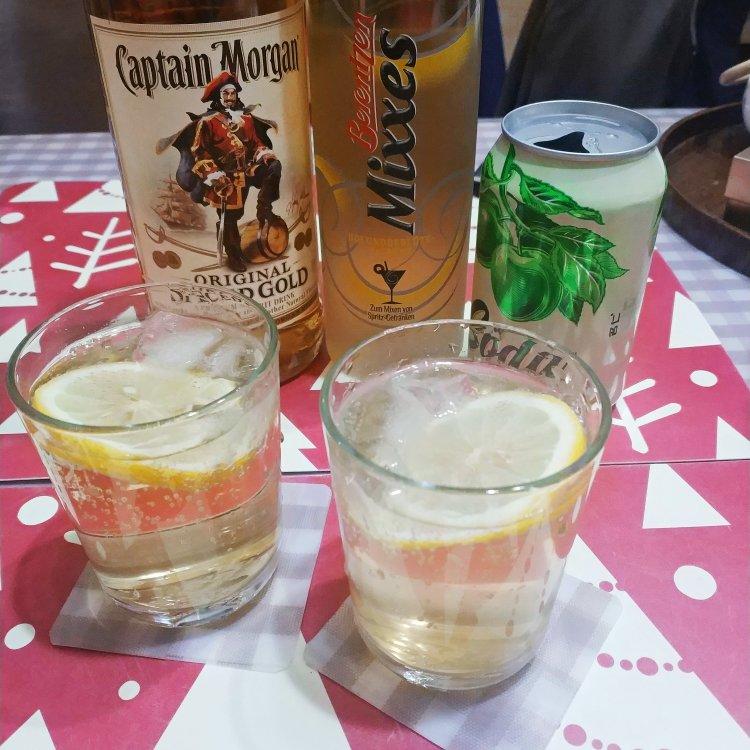 接骨木汁气泡鸡尾酒