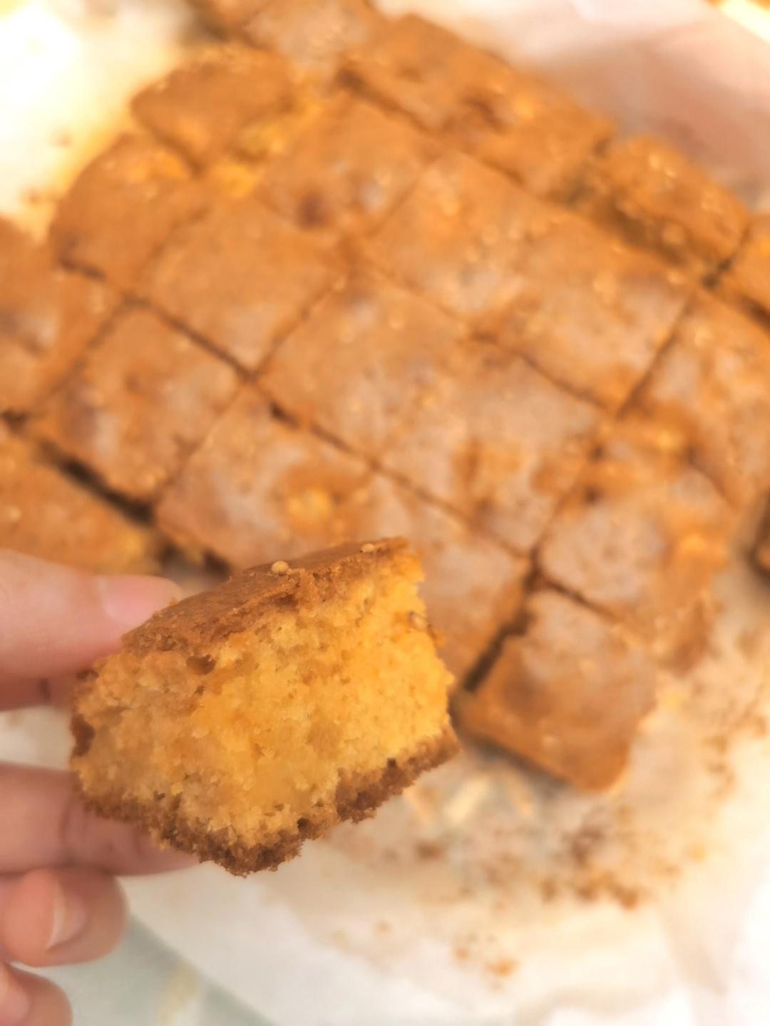 简单到只需所有材料混一起烤一烤的苹果蛋糕！