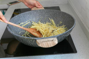 酸辣土豆丝，米醋版的做法 步骤6