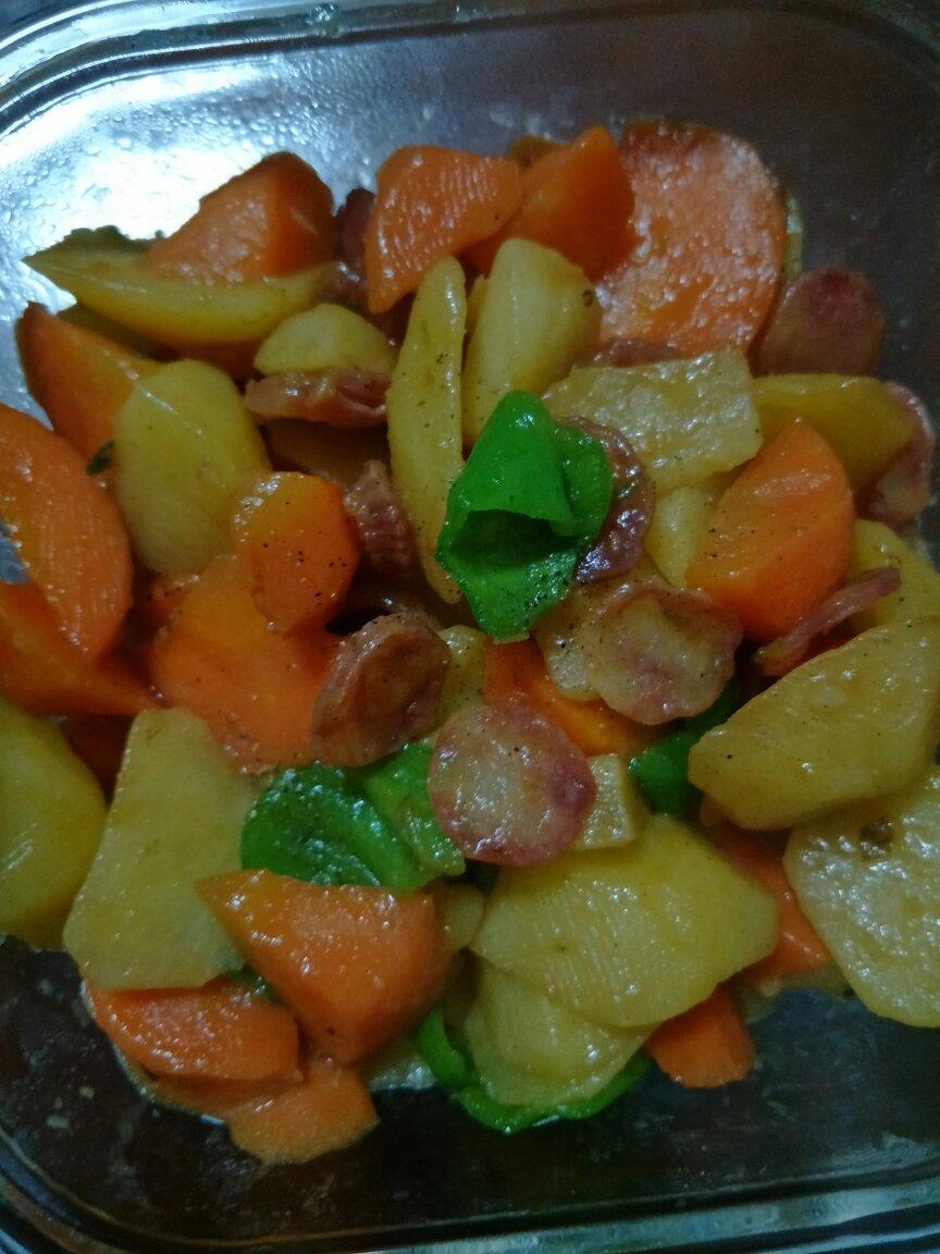 胡萝卜土豆炒香肠